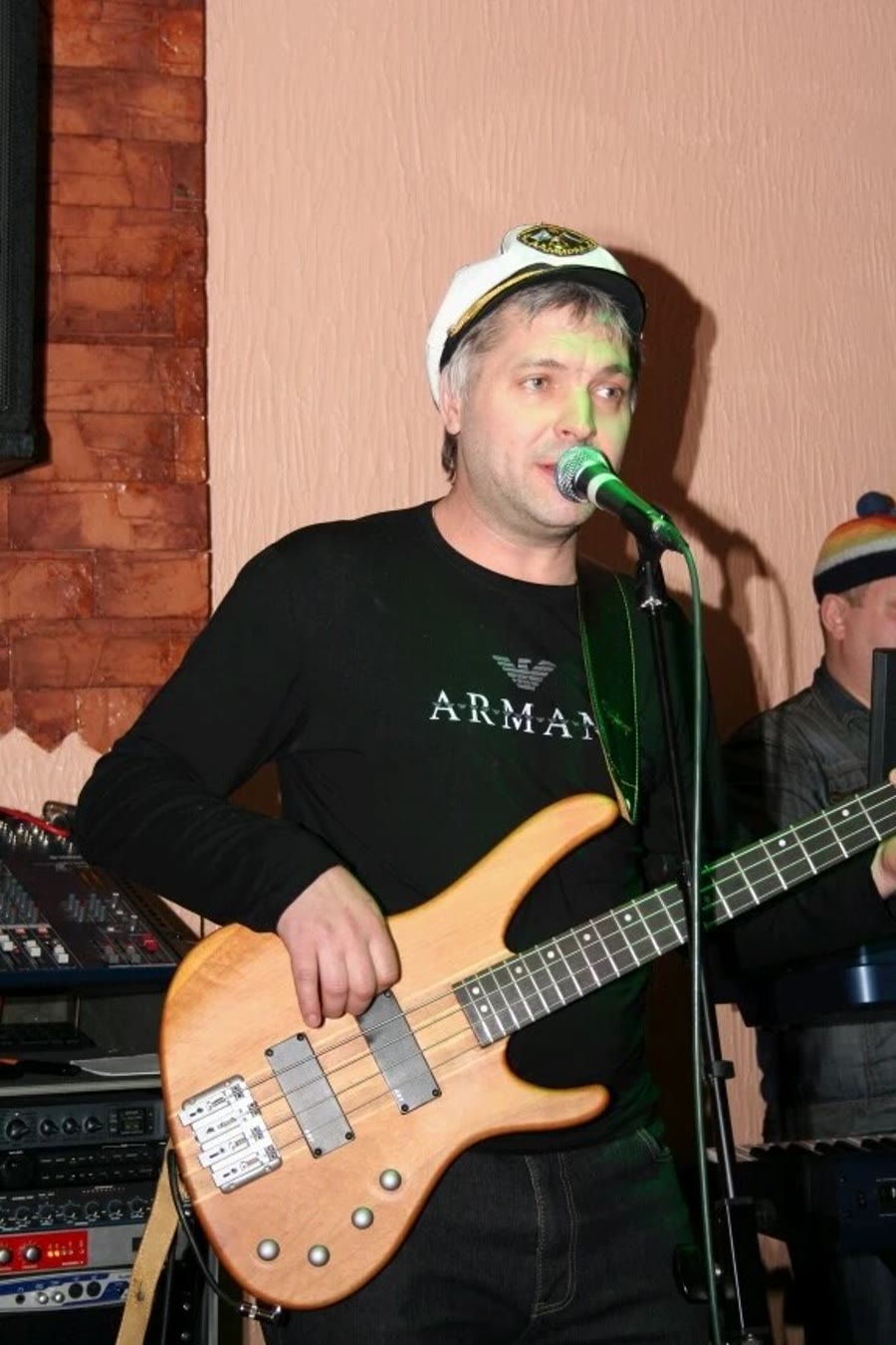 Валерий Щербаков на сцене с бас-гитарой
